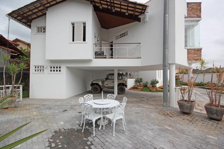 Casa à venda com 342m², 4 quartos e 6 vagas