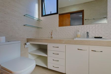 Apartamento à venda com 142m², 4 quartos e 3 vagas Apartamento à venda com 142m², 4 quartos e 3 vagasBanheiro da Suíte