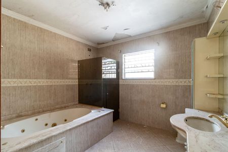 Casa à venda com 300m², 4 quartos e 3 vagasBanheiro da Suíte 2