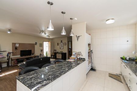 Casa à venda com 225m², 6 quartos e 4 vagas Casa à venda com 225m², 6 quartos e 4 vagasCasa 2 - Cozinha