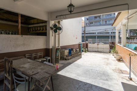 Casa à venda com 225m², 6 quartos e 4 vagas Casa à venda com 225m², 6 quartos e 4 vagasGaragem