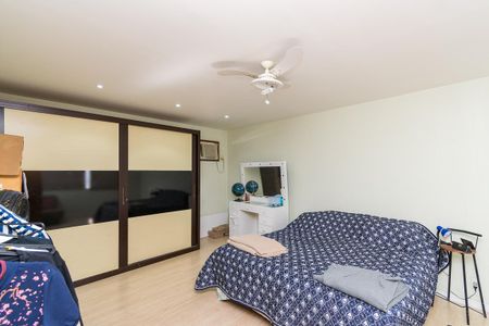 Casa à venda com 225m², 6 quartos e 4 vagas Casa à venda com 225m², 6 quartos e 4 vagasCasa 2 - Quarto 3