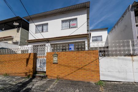 Casa à venda com 225m², 6 quartos e 4 vagas Casa à venda com 225m², 6 quartos e 4 vagasFachada e Placa
