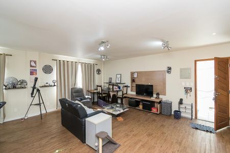 Casa à venda com 225m², 6 quartos e 4 vagas Casa à venda com 225m², 6 quartos e 4 vagasCasa 2 - Sala