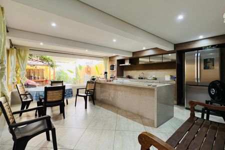 Casa à venda com 425m², 3 quartos e 3 vagas Casa à venda com 425m², 3 quartos e 3 vagasCozinha