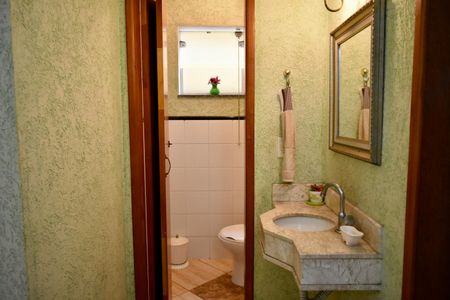 Casa à venda com 200m², 4 quartos e 4 vagas Casa à venda com 200m², 4 quartos e 4 vagasLavabo