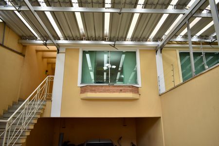 Casa à venda com 200m², 4 quartos e 4 vagas Casa à venda com 200m², 4 quartos e 4 vagasFachada