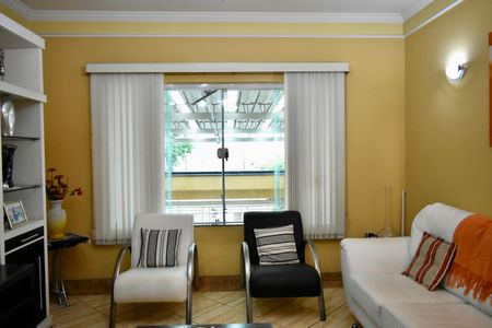 Casa à venda com 200m², 4 quartos e 4 vagas Casa à venda com 200m², 4 quartos e 4 vagasSala