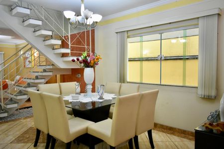 Casa à venda com 200m², 4 quartos e 4 vagas Casa à venda com 200m², 4 quartos e 4 vagasSala