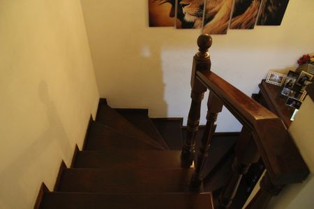 Casa à venda com 276m², 4 quartos e 4 vagasEscada acesso aos Quartos