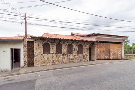 Casa à venda com 2000m², 4 quartos e 4 vagas Casa à venda com 2000m², 4 quartos e 4 vagasFachada