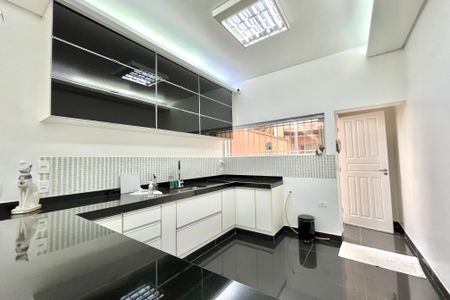 Casa à venda com 190m², 4 quartos e 2 vagas Casa à venda com 190m², 4 quartos e 2 vagasCozinha
