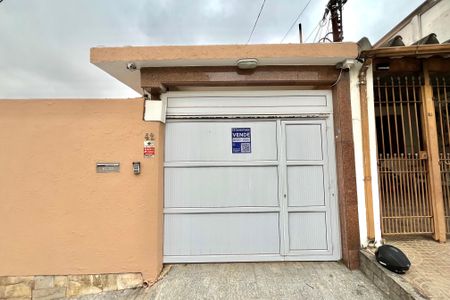 Casa à venda com 190m², 4 quartos e 2 vagas Casa à venda com 190m², 4 quartos e 2 vagasFachada
