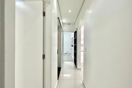 Casa à venda com 190m², 4 quartos e 2 vagas Casa à venda com 190m², 4 quartos e 2 vagasCorredor
