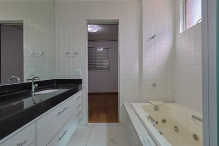 Apartamento à venda com 270m², 4 quartos e 3 vagas Apartamento à venda com 270m², 4 quartos e 3 vagasBanheiro da Suíte 2