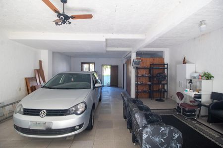 Casa à venda com 198m², 2 quartos e 4 vagas Casa à venda com 198m², 2 quartos e 4 vagasGaragem