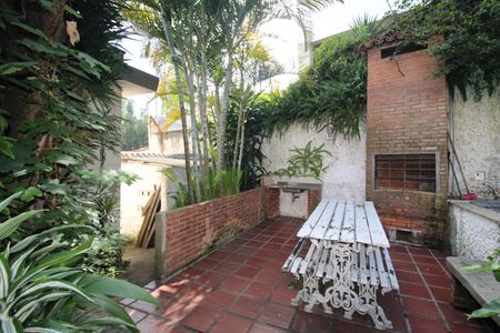 Casa à venda com 653m², 3 quartos e 7 vagasQuintal