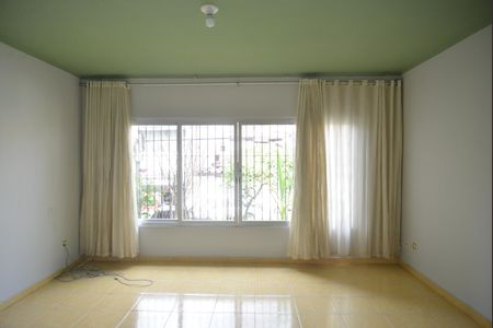 Casa à venda com 148m², 4 quartos e 2 vagasSala