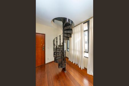 Apartamento à venda com 250m², 3 quartos e 2 vagasEscada