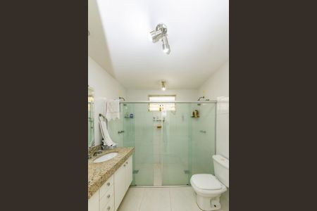 Casa à venda com 350m², 4 quartos e 4 vagas Casa à venda com 350m², 4 quartos e 4 vagasBanheiro da Suíte 1