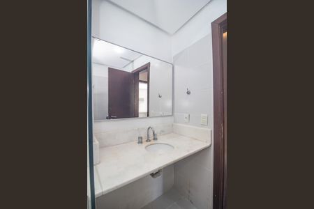 Casa à venda com 233m², 4 quartos e 2 vagas Casa à venda com 233m², 4 quartos e 2 vagasBanheiro 2
