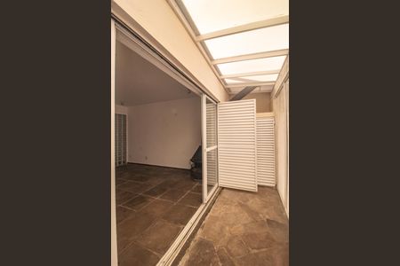 Casa à venda com 233m², 4 quartos e 2 vagas Casa à venda com 233m², 4 quartos e 2 vagasVaranda Sala