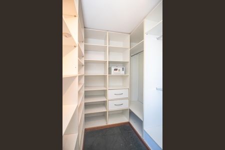 Casa à venda com 233m², 4 quartos e 2 vagas Casa à venda com 233m², 4 quartos e 2 vagasCloset
