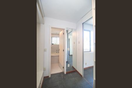 Casa à venda com 233m², 4 quartos e 2 vagas Casa à venda com 233m², 4 quartos e 2 vagasCloset