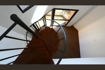 Apartamento à venda com 73m², 2 quartos e 1 vaga Apartamento à venda com 73m², 2 quartos e 1 vagaEscada