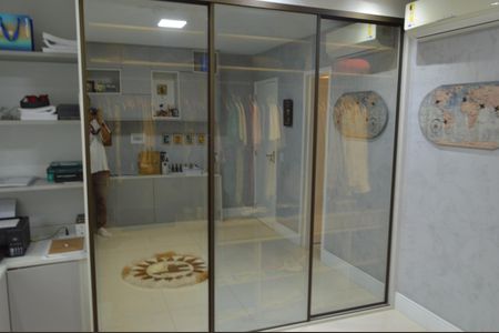 Casa de condomínio à venda com 228m², 3 quartos e 3 vagas Casa de condomínio à venda com 228m², 3 quartos e 3 vagasQuarto