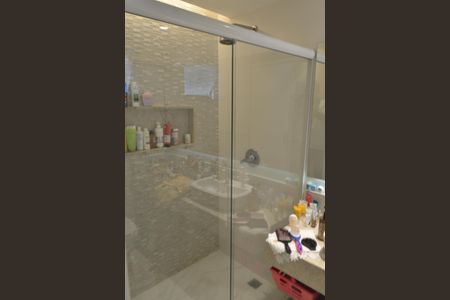 Casa de condomínio à venda com 228m², 3 quartos e 3 vagas Casa de condomínio à venda com 228m², 3 quartos e 3 vagasBanheiro da Suíte
