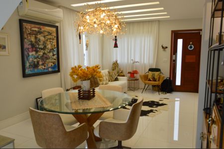 Casa de condomínio à venda com 228m², 3 quartos e 3 vagas Casa de condomínio à venda com 228m², 3 quartos e 3 vagasSala