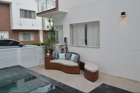 Casa de condomínio à venda com 228m², 3 quartos e 3 vagas Casa de condomínio à venda com 228m², 3 quartos e 3 vagasPiscina