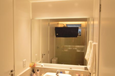 Casa de condomínio à venda com 228m², 3 quartos e 3 vagas Casa de condomínio à venda com 228m², 3 quartos e 3 vagasBanheiro Social