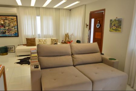 Casa de condomínio à venda com 228m², 3 quartos e 3 vagas Casa de condomínio à venda com 228m², 3 quartos e 3 vagasSala