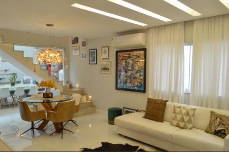 Casa de condomínio à venda com 228m², 3 quartos e 3 vagas Casa de condomínio à venda com 228m², 3 quartos e 3 vagasSala