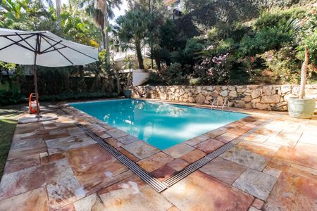 Casa à venda com 1157m², 6 quartos e 8 vagas Casa à venda com 1157m², 6 quartos e 8 vagasPiscina