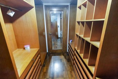 Casa à venda com 1157m², 6 quartos e 8 vagas Casa à venda com 1157m², 6 quartos e 8 vagasCloset da suíte