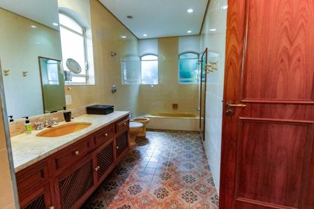 Casa à venda com 1157m², 6 quartos e 8 vagas Casa à venda com 1157m², 6 quartos e 8 vagasBanheiro da Suíte