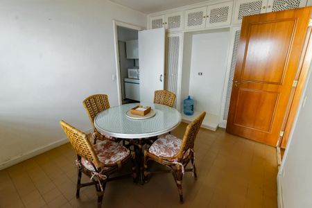 Casa à venda com 1157m², 6 quartos e 8 vagas Casa à venda com 1157m², 6 quartos e 8 vagasCopa