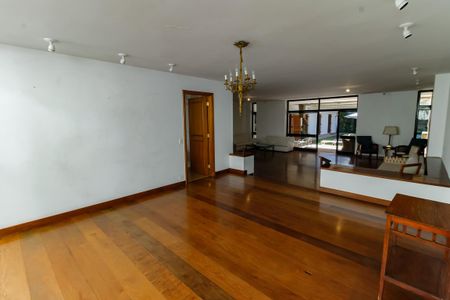 Casa à venda com 1157m², 6 quartos e 8 vagas Casa à venda com 1157m², 6 quartos e 8 vagasSala 2