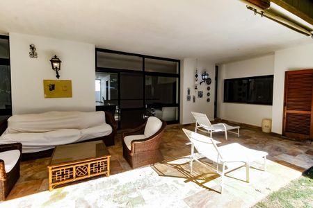 Casa à venda com 1157m², 6 quartos e 8 vagas Casa à venda com 1157m², 6 quartos e 8 vagasÁrea Externa