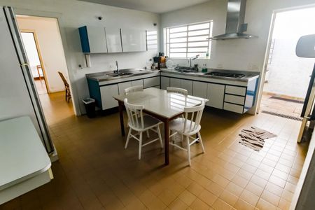 Casa à venda com 1157m², 6 quartos e 8 vagas Casa à venda com 1157m², 6 quartos e 8 vagasCozinha
