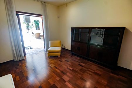 Casa à venda com 1157m², 6 quartos e 8 vagas Casa à venda com 1157m², 6 quartos e 8 vagasQuarto 1