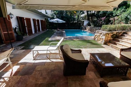 Casa à venda com 1157m², 6 quartos e 8 vagas Casa à venda com 1157m², 6 quartos e 8 vagasÁrea Externa