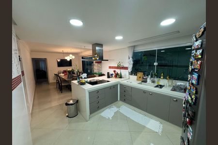 Casa à venda com 300m², 3 quartos e 3 vagascozinha