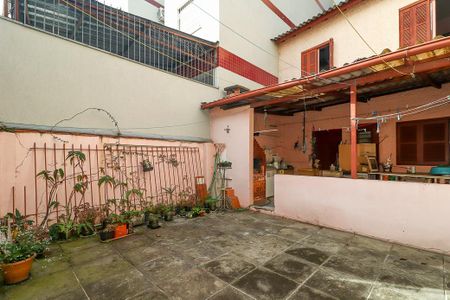 Casa à venda com 380m², 5 quartos e 2 vagasFundos