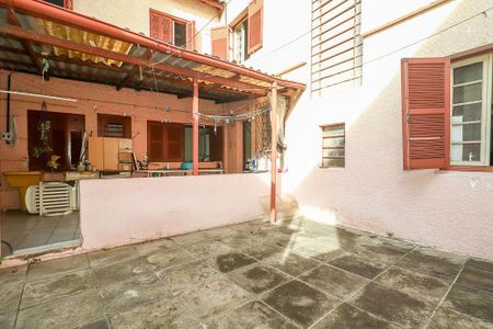 Casa à venda com 380m², 5 quartos e 2 vagasFundos