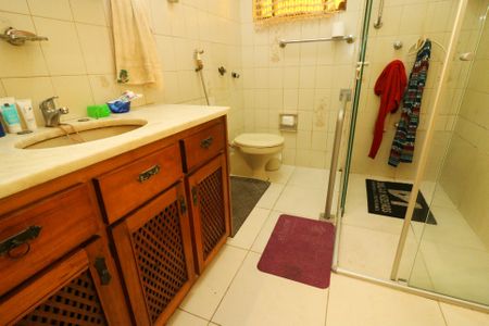 Casa à venda com 130m², 4 quartos e 3 vagas Casa à venda com 130m², 4 quartos e 3 vagasBanheiro 1