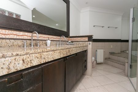 Casa à venda com 500m², 5 quartos e 6 vagas Casa à venda com 500m², 5 quartos e 6 vagasBanheiro da Suíte 3